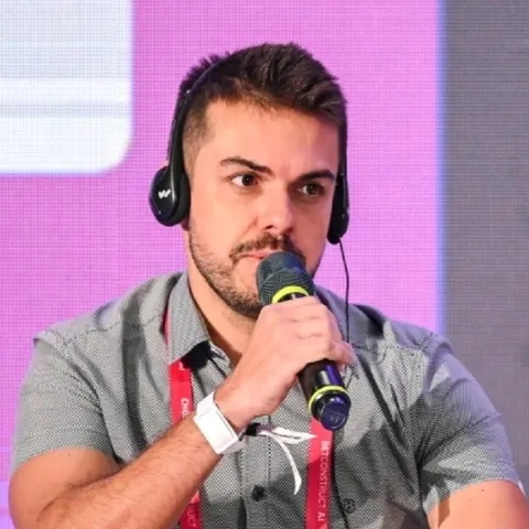 Bruno Cândido Barroso em um painel de marketing aplicado ao mercado brasileiro