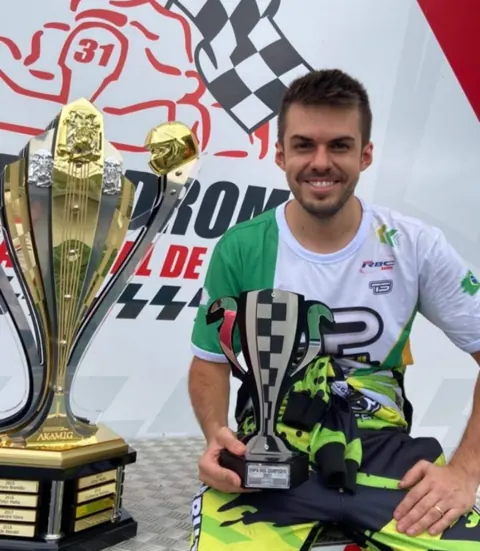 Bruno Cândido Barroso com o troféu da Copa dos Campeões 2021 da Akamig, no Kartódromo Internacional de Betim
