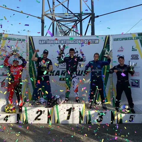 Bruno Cândido Barroso no primeiro lugar do pódio da Kart Cup Brasil, no Kartódromo Internacional de Betim, em 2022