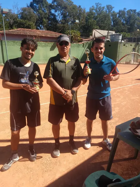 Bruno Cândido Barroso, à direita, com troféu e raquete na premiação de um torneio de tênis